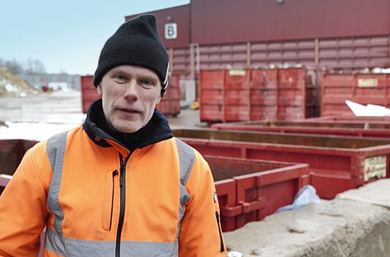 JRAB sorterar ut allt som går att återvinna; trä, glas, wellpapp, gips